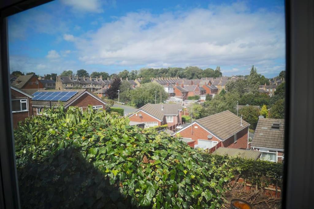 3 Bed House With Exceptional View Holiday home Batley