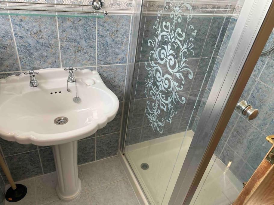 3 Bed House With Exceptional View Holiday home Batley
